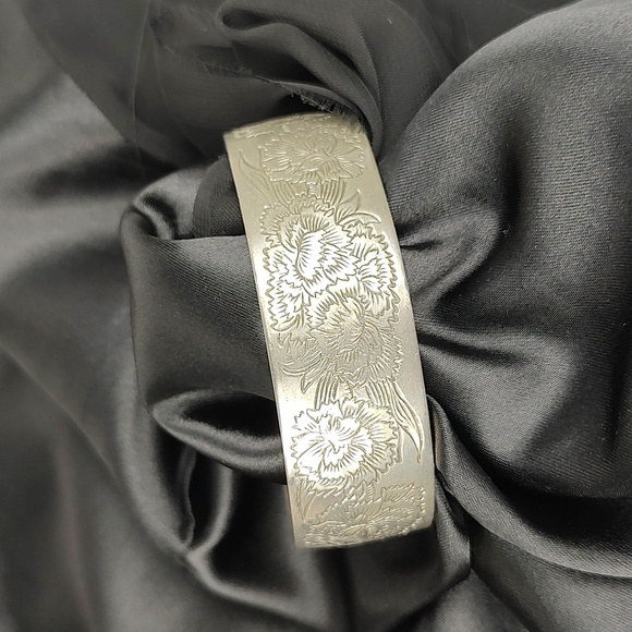 Kirk Stieff Pewter "Carnation" Engraved Floral Cuff Bracelet Vintage 7" - Picture 4 of 10
